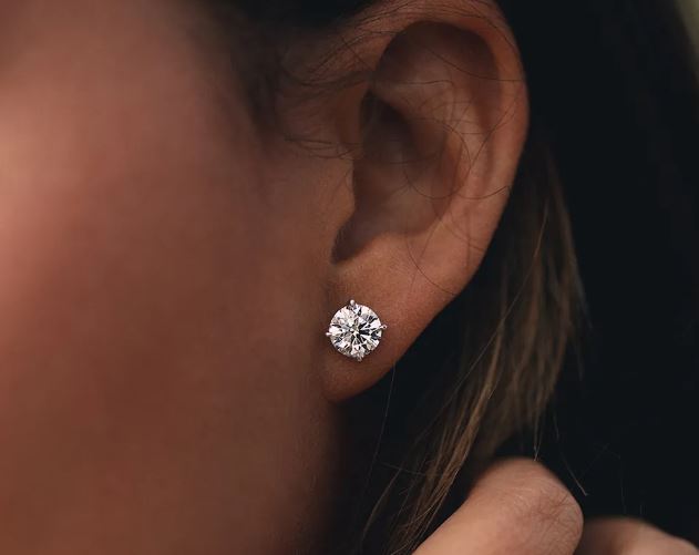 18K white gold diamond stud earring.