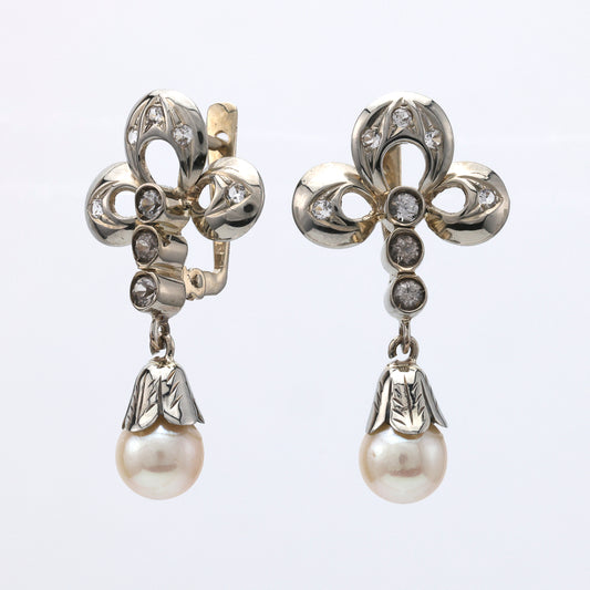 Dangle earrings with pearls and white sapphires.