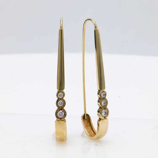 Paperclip earrings with round diamonds in gold.