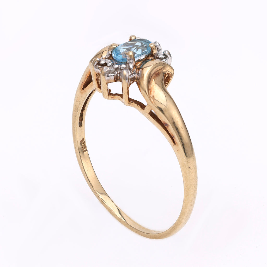 Oval blue topaz ring in yellow gold.