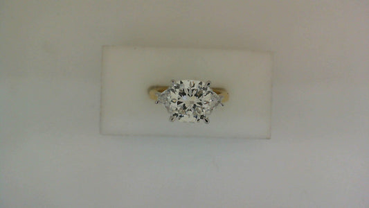 Three-stone diamond ring in white-yellow gold.