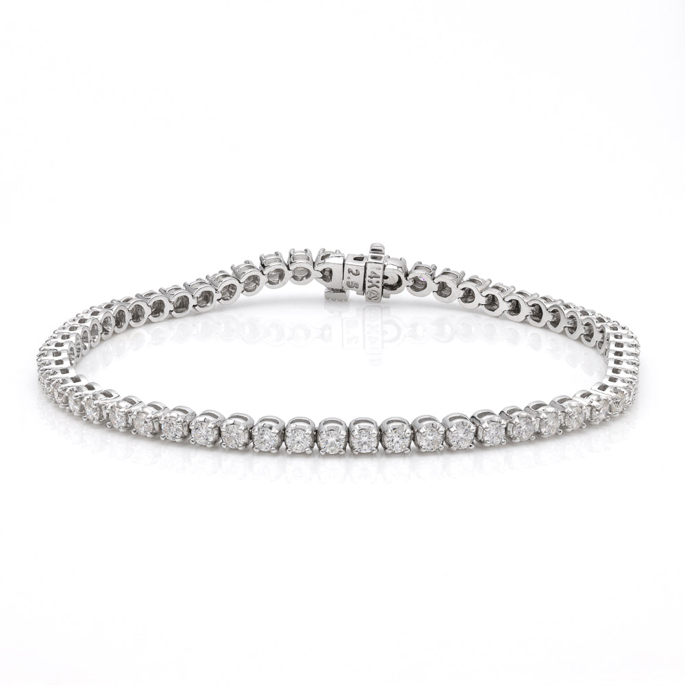 Diamond tennis bracelet in white gold.