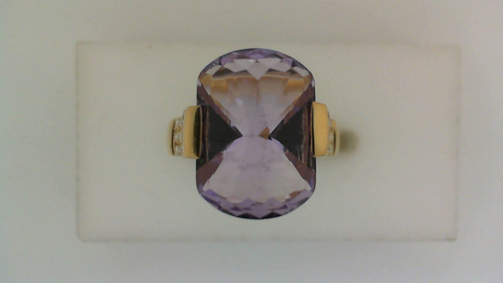 Cushion amethyst ring in yellow gold.
