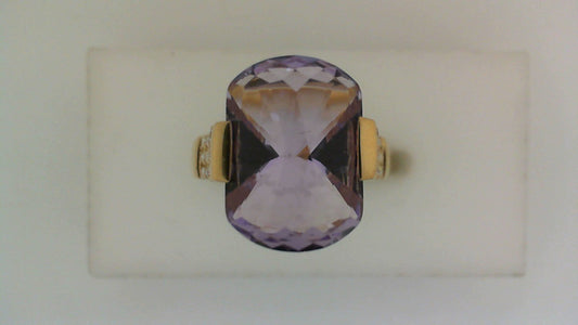 Cushion amethyst ring in yellow gold.