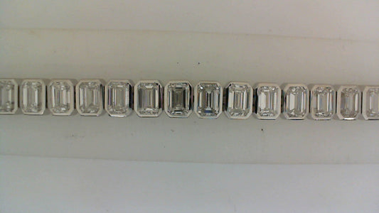 Emerald-cut diamond bracelet in white gold.