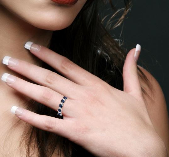 Oval sapphire and diamond band in white gold.