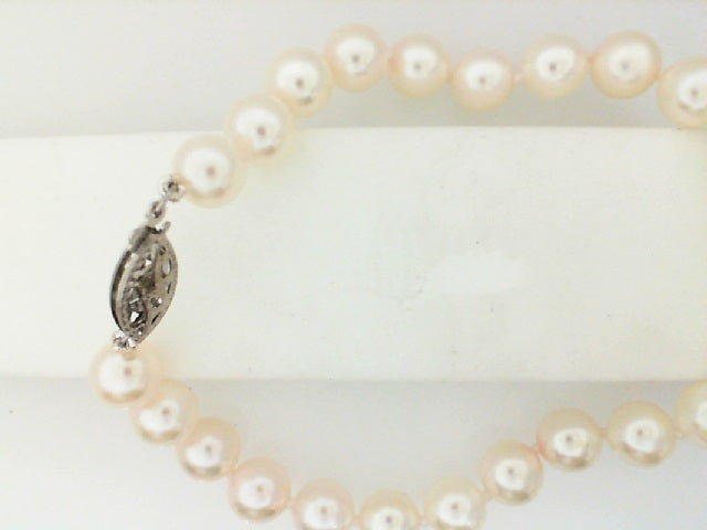 Pearl bracelet with white gold clasp.