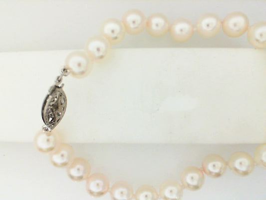 Pearl bracelet with white gold clasp.