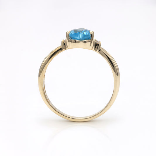 Heart-shaped blue topaz ring in yellow gold.