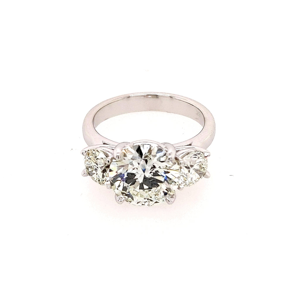 Three-stone diamond ring in white gold.