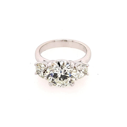 Three-stone diamond ring in white gold.