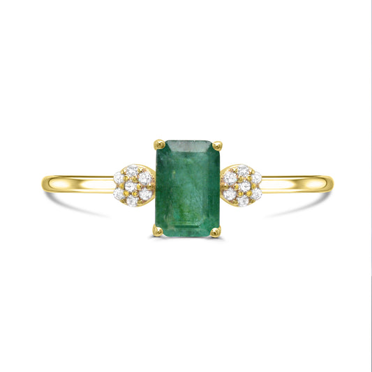 Emerald ring with diamonds in yellow gold.