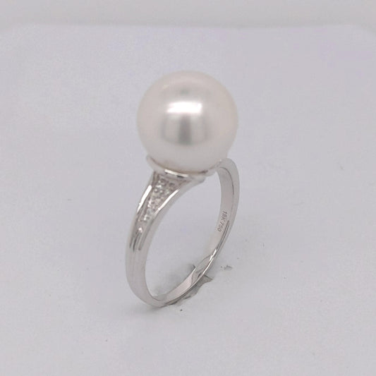 South Sea Pearl ring in white gold.