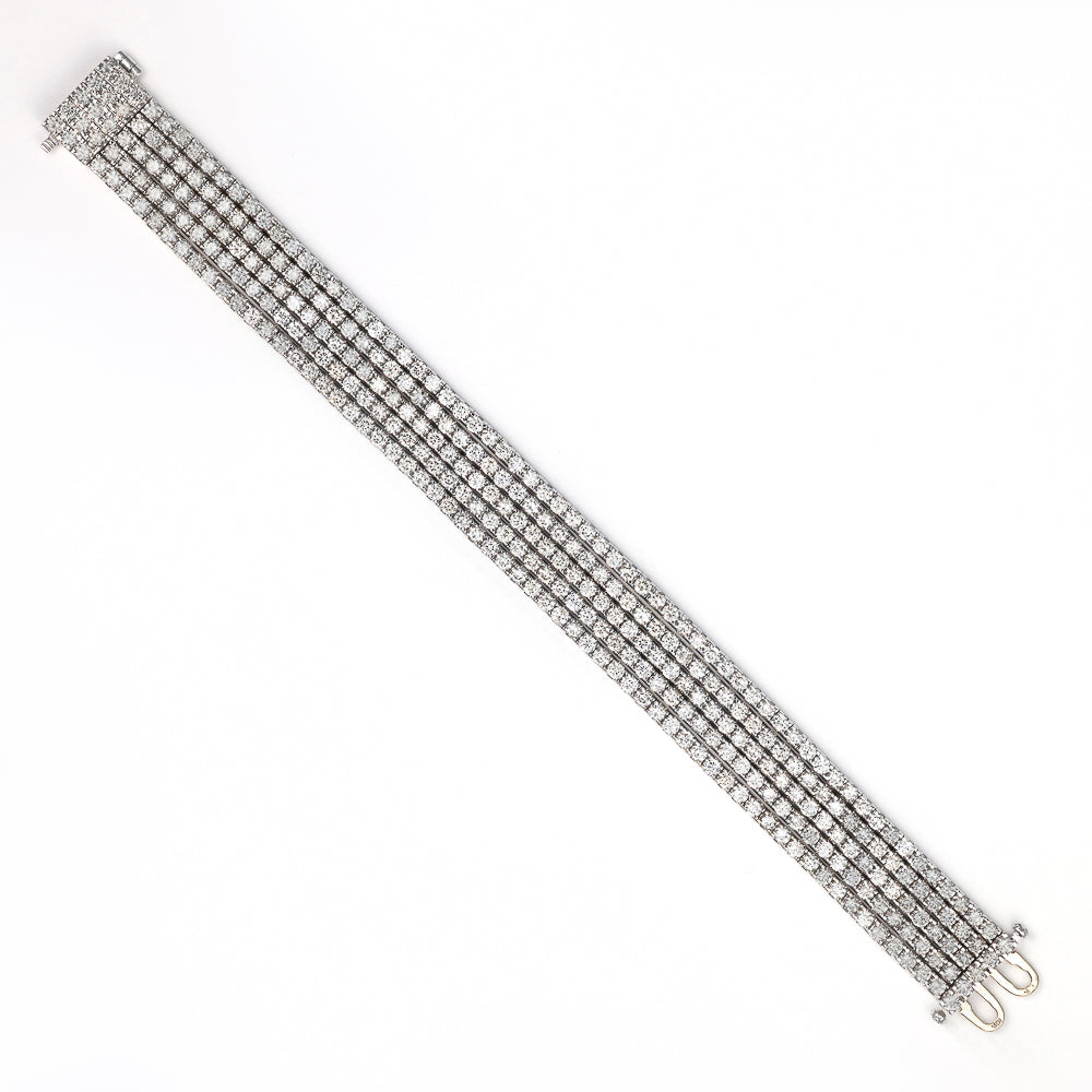 18K white gold bracelet with round diamonds.
