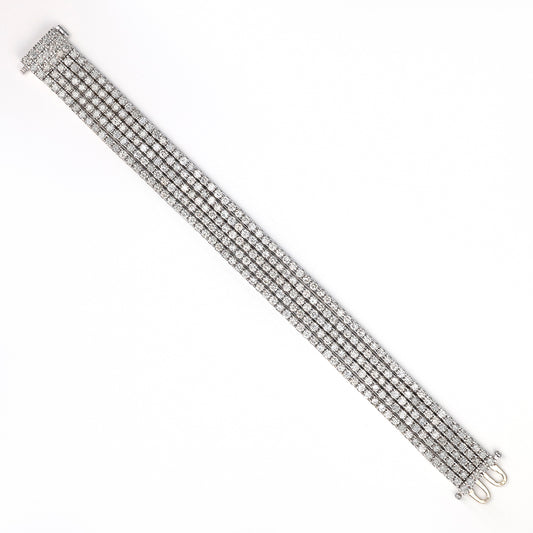 18K white gold bracelet with round diamonds.