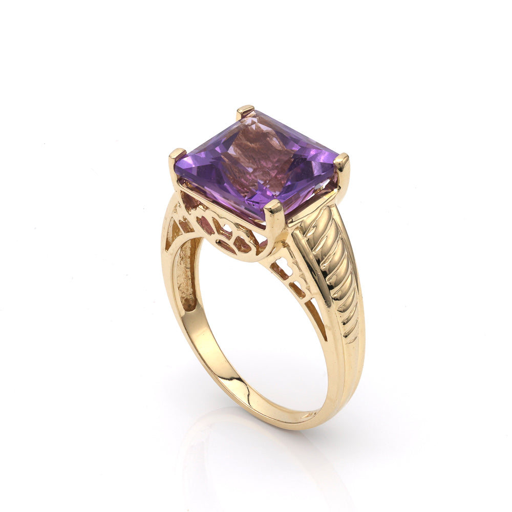 Princess amethyst ring in yellow gold.