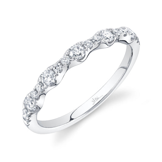 Diamond band with round stones in white gold.