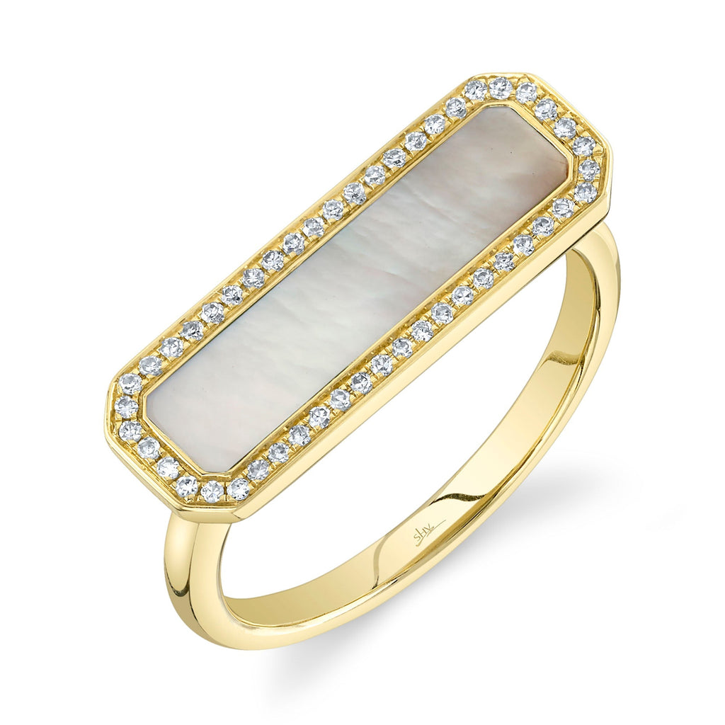 Yellow gold ring with mother of pearl.