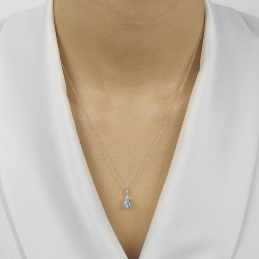 White gold pendant with blue sapphire.